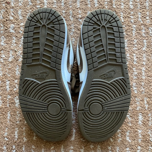 Women’s Air Jordan 1 Low SE ‘Light Olive’ - Picture 3 of 8